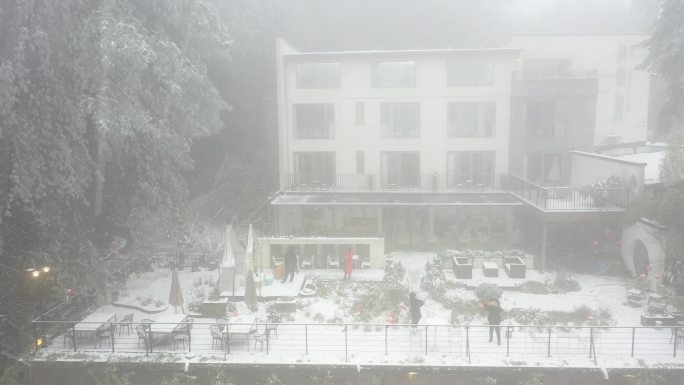 航拍2023重庆北碚缙云山清欢渡民宿的雪