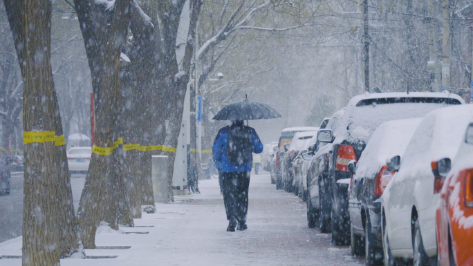 原创4k城市雪中的行人