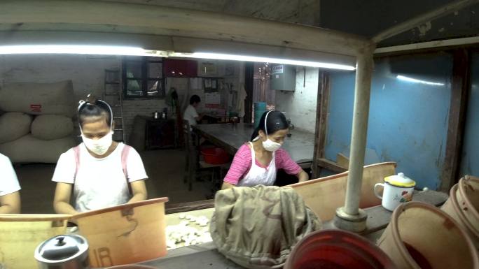 传统纺织车间 工人缫丝