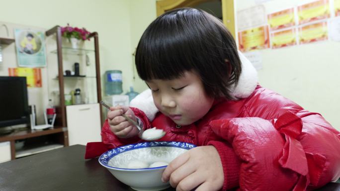 小孩在吃新年春节吃元宵汤圆