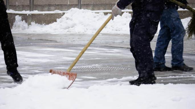 原创4k环卫工清扫积雪