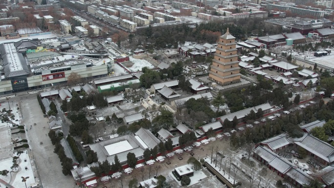 2023年西安新年的第一场雪后的大雁塔