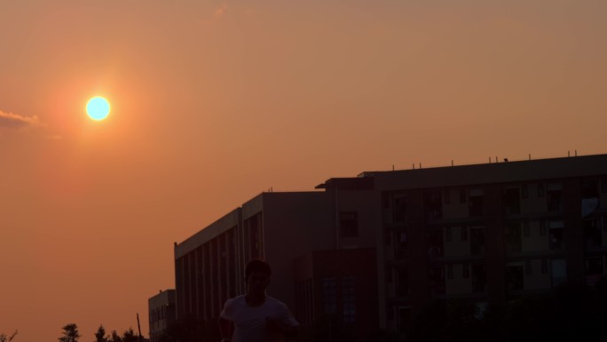 【4K】太阳初升男子晨跑升格