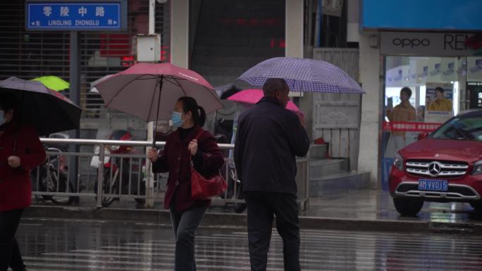 下雨天过马路的人