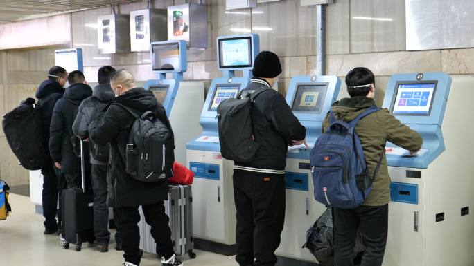 北京西站乘客取票回家过年