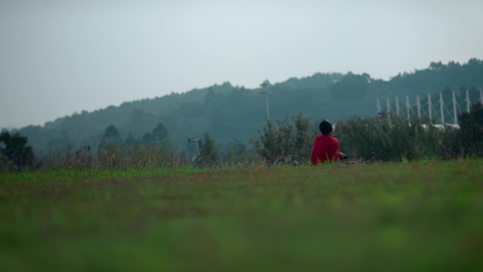 【4K】户外草地红衣男青年背影