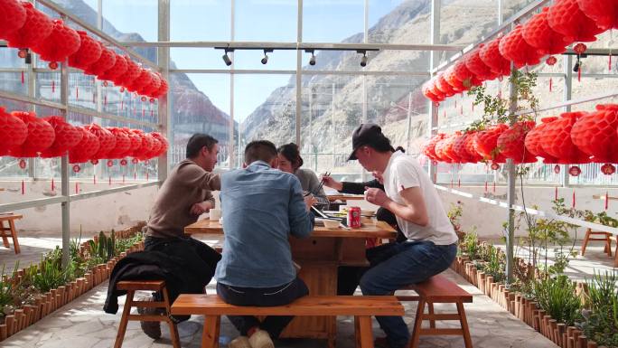 一群朋友吃饭 阳光房吃饭 玻璃房吃火锅