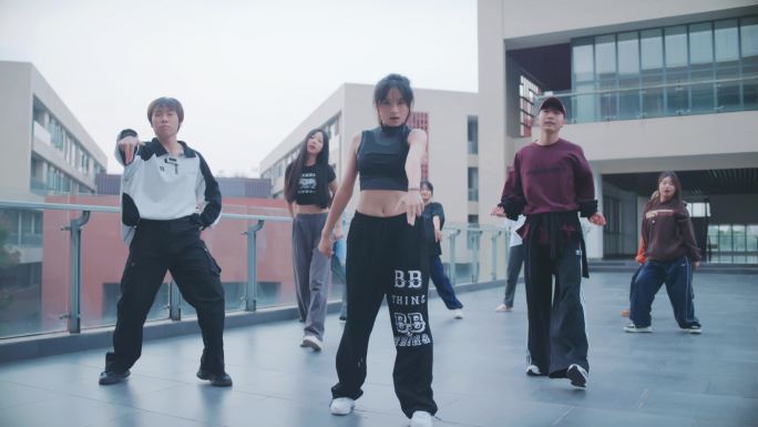 【4K】大学舞蹈社团美女领舞排练