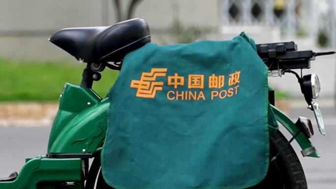中国邮政车辆 工作人员送报纸  邮政服装