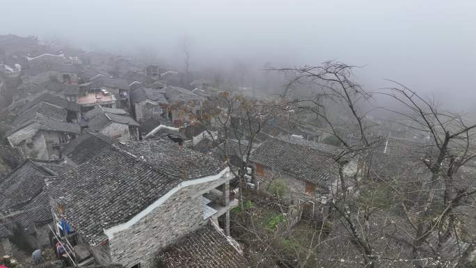 晨雾中的中国乡村连南千年瑶寨