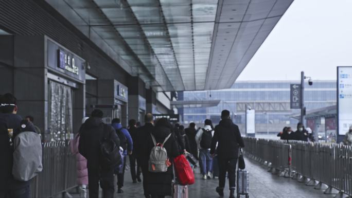 2023年春运上海虹桥火车站密集人流