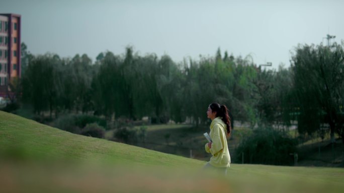 【4K】唯美女生抱书走过草地