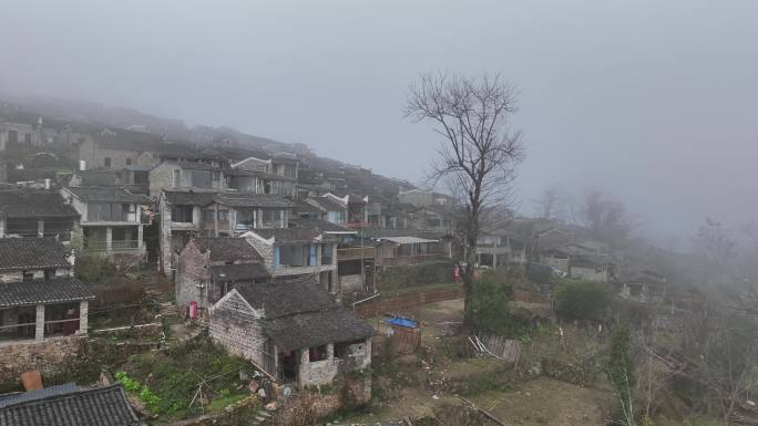 晨雾中的中国乡村连南千年瑶寨