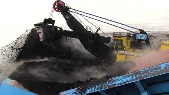 露天煤矿采煤的镜头视频素材