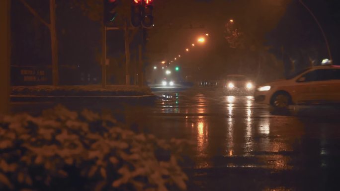 风雪夜车辆在马路行驶