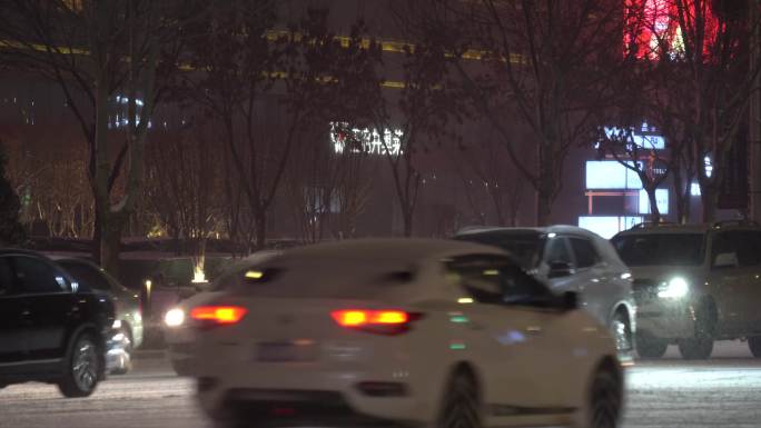 冬天城市交通车辆雪景夜景