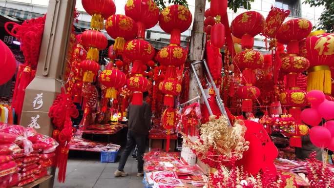 成都春节前街头红灯笼对联吉祥物一条街