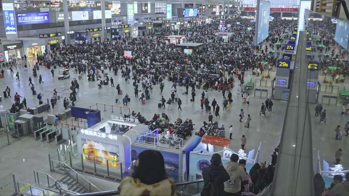 2023年春运上海虹桥火车站密集人流