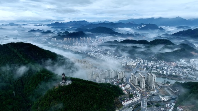 航拍云雾缭绕的开化县城