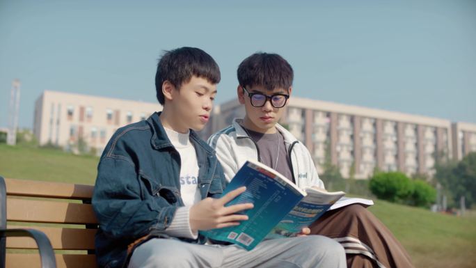 【4K】大学男生室外看书男生读书