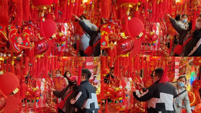 成都春节前街头购买红灯笼对联吉祥物的游客