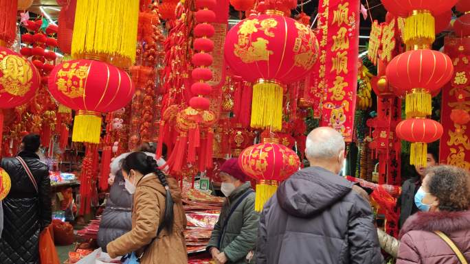 成都春节前街头购买红灯笼对联吉祥物的游客