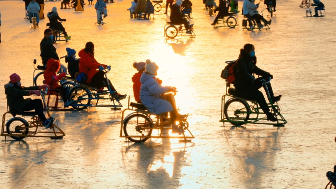 老北京胡同夕阳下什刹海滑冰