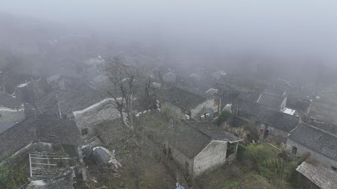 晨雾中的中国乡村连南千年瑶寨