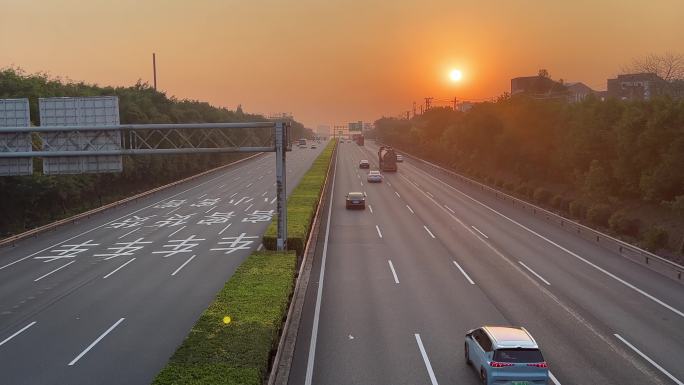 夕阳高速路快速路汽车穿梭回家过年