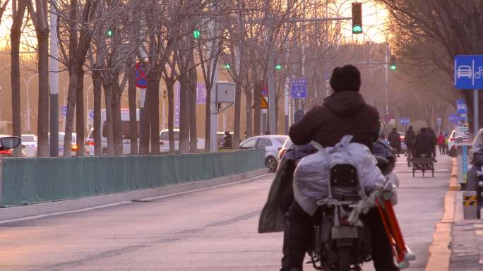 日出城市冬天街景人文骑行上班下班骑行车流