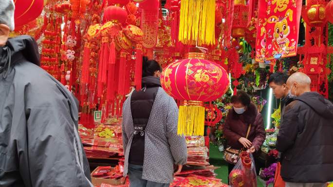 成都春节前街头购买红灯笼对联吉祥物的游客