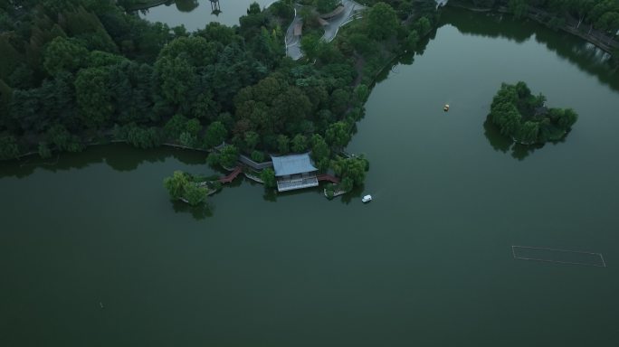 远眺扬子公园湖面