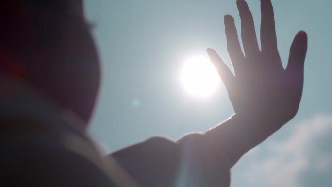 【4K】美女手遮太阳指缝阳光