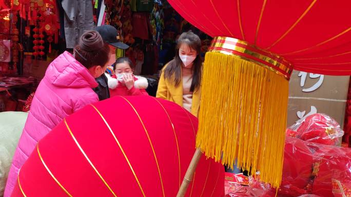 成都春节前街头红灯笼对联吉祥物一条街