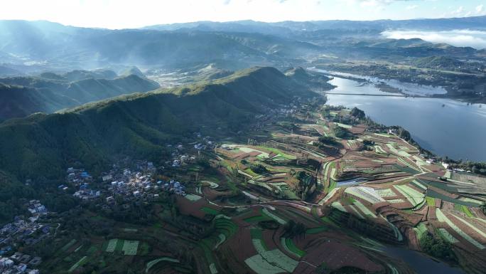 湖边的村庄原野