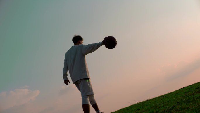 【4K】男子单手抓篮球背影