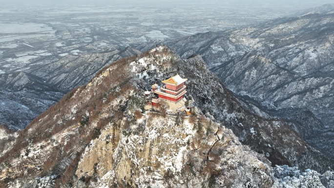 航拍雪后的秦岭南五台