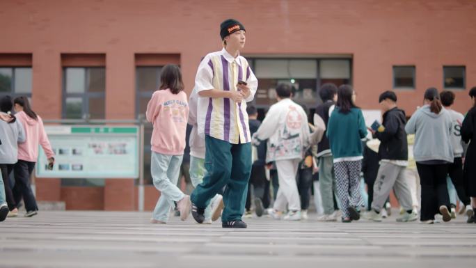 【4K】大学下课学生人流脚步特写