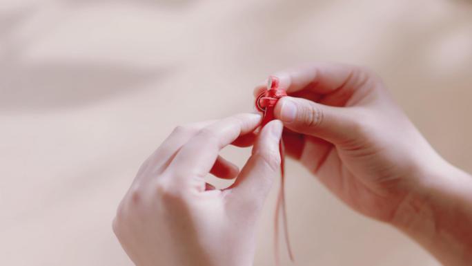 【4K】美女设计服装红绳蝴蝶结裁剪布料