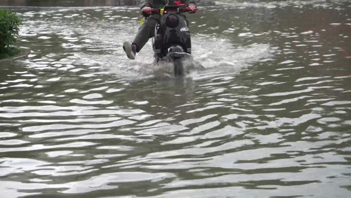 城市内涝，积水，暴雨天送外卖，外卖小哥