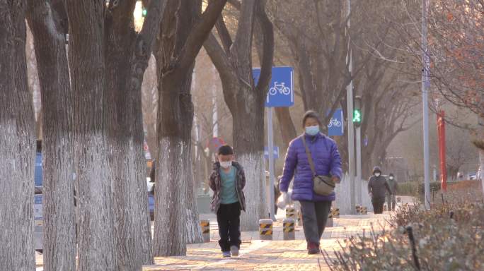 城市上下班路上行人繁忙日出人文街景骑行