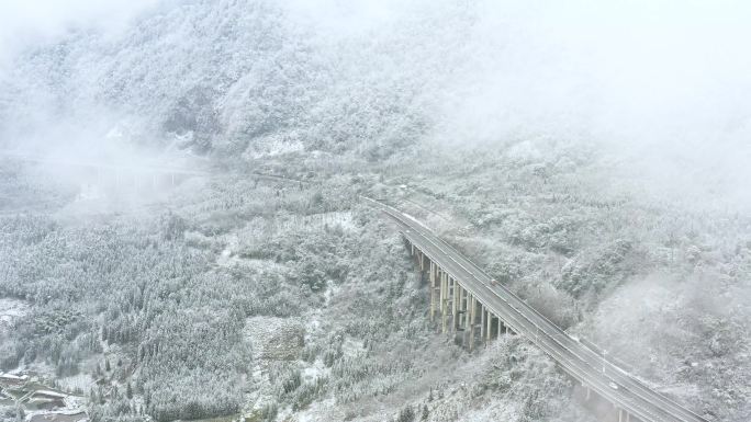 震撼大气下雪风雪高速交通枢纽航拍4k视频