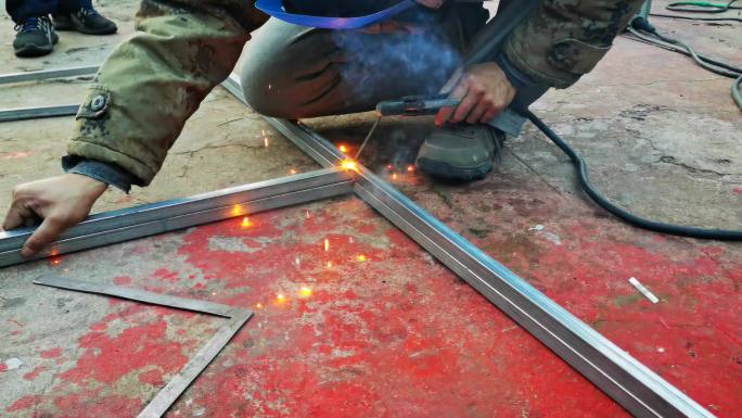 电焊工人正在作业焊条呲出亮光10