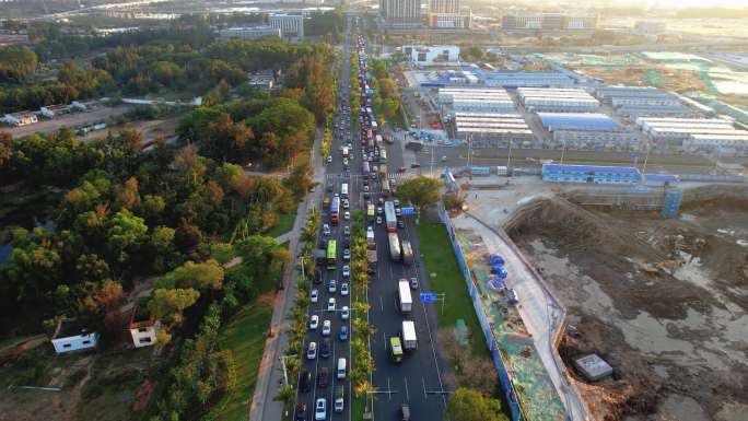 海南海口新海港公路待渡车辆车流堵车航拍