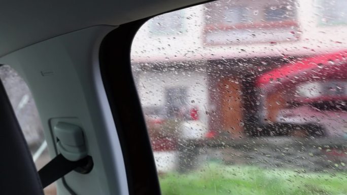 下雨开车中汽车玻璃雨水雨滴