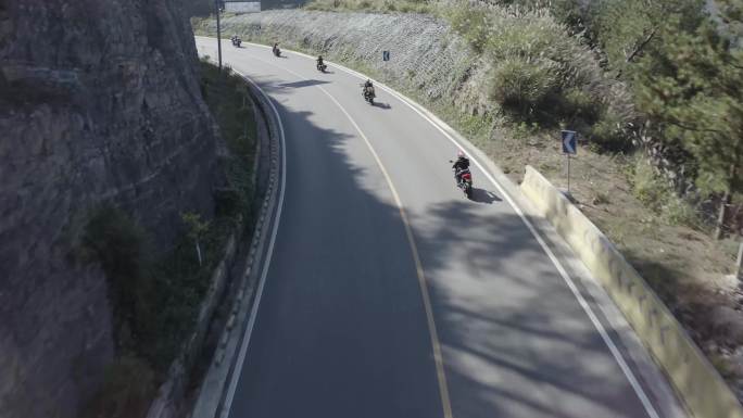 摩托车队山间骑行 骑行阳光 航拍蜿蜒小路
