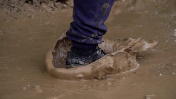 跑步泥水 不畏艰难 砥砺前行 泥地赛跑