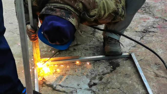 电焊工人正在作业焊条呲出亮光6