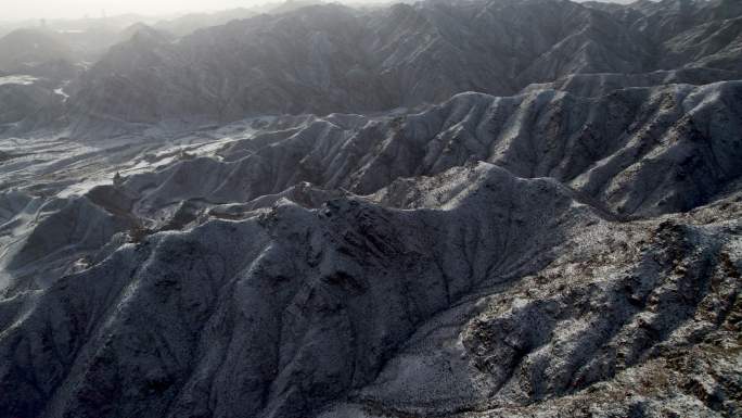 黄土高原冬季山脉地貌自然现象雅丹地貌