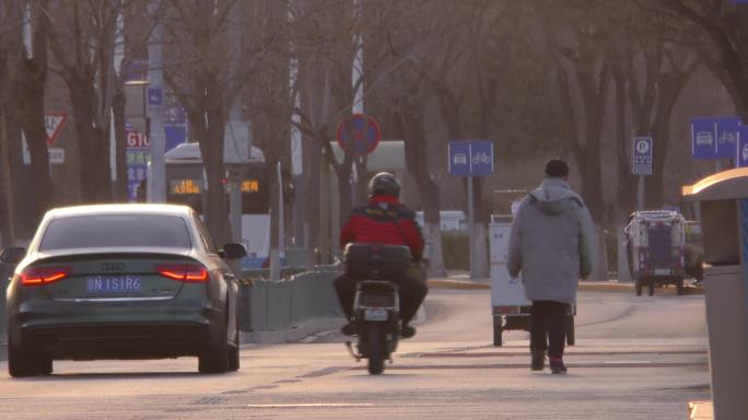 人生百态骑行城市打工人阳光下都市生活夕阳